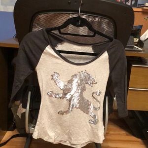 T shirt with a sequined dragon
